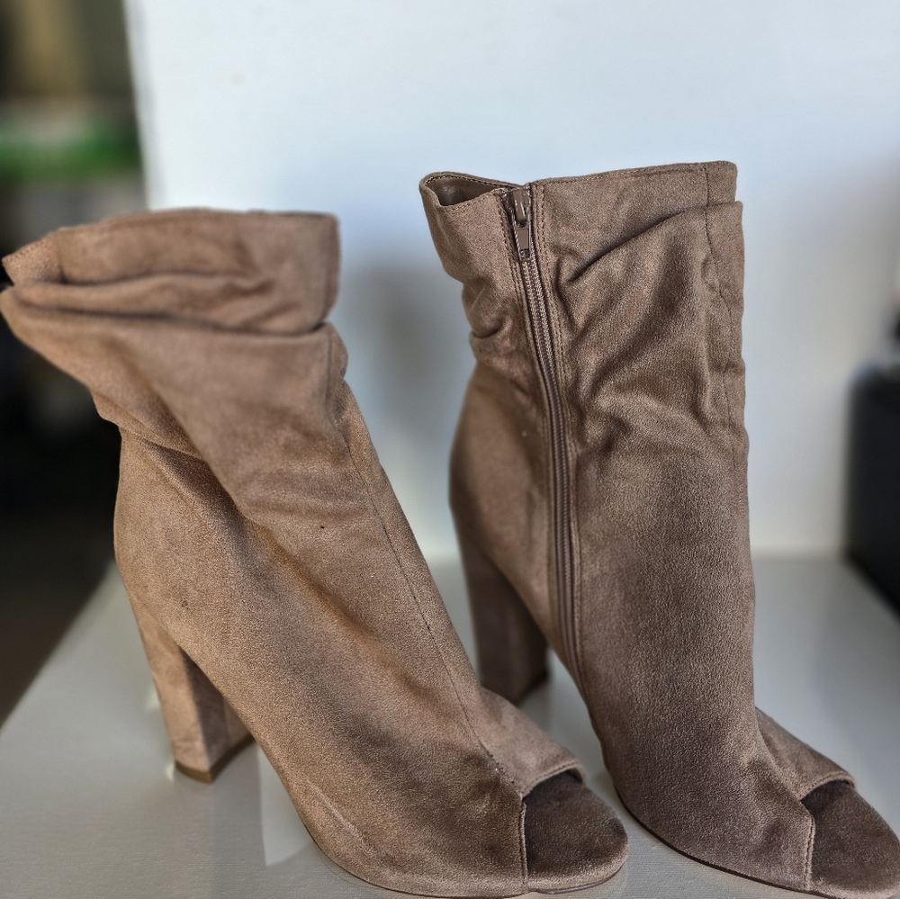 Women's Tan Suede Boots